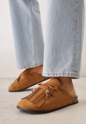 Jasnobrązowe Płaskie Klapki Mule Zdobione Frędzlami i Kokardką z Koralikami Petlame. Brązowe klapki damskie Born2be, z aplikacjami, z jeansu, bez obcasa, na płaskiej podeszwie. Za 79.99 zł.