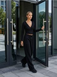 Sportowa bluzka z kopertowym dekoltem Active - czarny. Czarne bluzki sportowe damskie Sinsay, l, bez kołnierzyka, bez ramiączek. Za 35.99 zł.