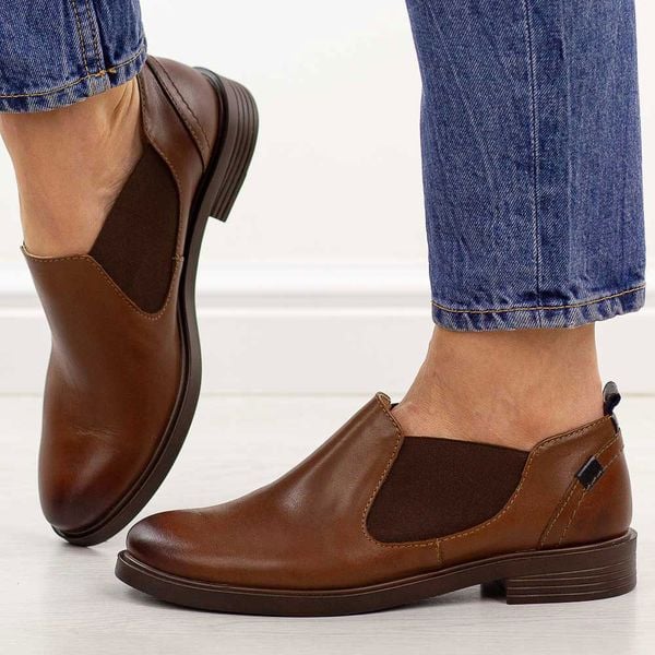 Brązowe skórzane Polskie półbuty damskie Gregors 1156. Brązowe półbuty damskie GREGORS, bez wzorów, z jeansu, biznesowe, z okrągłym noskiem, bez obcasa, na płaskiej podeszwie. Za 379.00 zł.