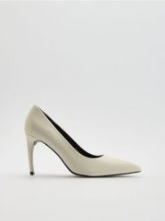 Czółenka na szpilce - biały. Białe czółenka damskie Reserved, bez wzorów, ze skóry, bez obcasa, na szpilce. Za 139.99 zł.