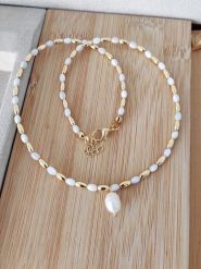 Nakkash Pozłacany naszyjnik z masą perłową - dł. 42 cm rozmiar: onesize. Białe naszyjniki damskie Nakkash, pozłacane. Za 39.99 zł.