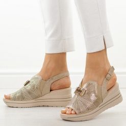 Złote skórzane sandały damskie na koturnie M.Daszyński 25144-4. Żółte sandały damskie M.Daszyński, z aplikacjami, ze skóry, bez obcasa, na koturnie. Za 219.00 zł.