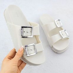 Klapki damskie z klamrami plażowe basenowe kremowe Zaxy RR285056. Białe klapki damskie Zaxy, bez wzorów, z gumy, bez obcasa. Za 209.99 zł.