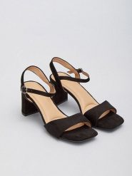 Bellucci Sandały w kolorze czarnym na obcasie rozmiar: 39. Czarne sandały damskie Bellucci, bez wzorów, bez obcasa, na koturnie. Za 86.99 zł.