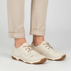 Półbuty damskie Rieker, niska klasyczna forma z wiązaniem elastyczna podeszwa zapewniająca komfort chodzenia, białe, 55920-80. Białe półbuty damskie Rieker, bez wzorów, klasyczne, bez obcasa, na płaskiej podeszwie. Za 319.00 zł.