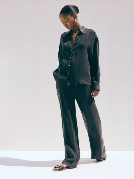 Spodnie palazzo z lyocellem - ciemnoszary. Szare spodnie materiałowe damskie Reserved, bez wzorów, z lyocellu. W wyprzedaży za 99.99 zł.