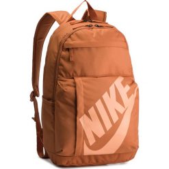 Plecak NIKE - BA5381 810. Brązowe plecaki damskie Nike, bez wzorów, z materiału, sportowe. Za 99.00 zł.