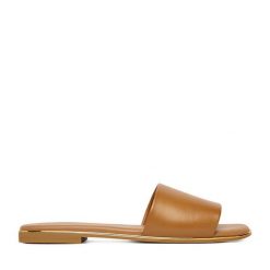 Klapki Lasocki. Brązowe klapki damskie Lasocki, bez wzorów, bez obcasa. Za 129.99 zł.