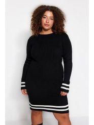 Trendyol Sukienka w kolorze czarnym rozmiar: 3XL. Czarne sukienki damskie Trendyol, na co dzień, xl, bez wzorów, bez kołnierzyka, bez ramiączek, mini, proste. Za 52.99 zł.