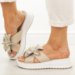 Beżowe skórzane klapki damskie Cambell 40355. Brązowe klapki damskie Cambell, z aplikacjami, z jeansu, bez obcasa, na koturnie. Za 199.00 zł.