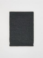 Dzianinowy szalik - ciemnoszary. Szare szaliki męskie Reserved, bez wzorów, z dzianiny. Za 99.99 zł.