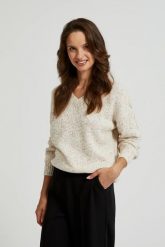 Sweter z dekoltem w serek o prostym fasonie beżowy. Brązowe swetry klasyczne damskie MOODO, l, z bawełny, bez kołnierzyka. W wyprzedaży za 74.99 zł.