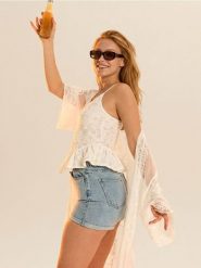 Szorty jeansowe super high waist z ozdobnym łańcuszkiem - niebieski. Niebieskie szorty damskie Sinsay, bez wzorów, z jeansu, z podwyższonym stanem. Za 59.99 zł.