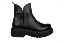 Botki Bayla-161 084 602 011 Black 161590, Czarny, Skóra naturalna - 40. Czarne botki damskie Bayla, na zimę, z gumy, eleganckie, z okrągłym noskiem, bez obcasa, na platformie, bez zapięcia. W wyprzedaży za 224.10 zł.