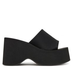 Klapki DeeZee. Czarne klapki damskie DeeZee, bez wzorów, bez obcasa. Za 139.99 zł.
