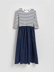 Bawełniana sukienka midi - wielobarwny. Sukienki damskie Reserved, l, bez wzorów, z bawełny, bez kołnierzyka, bez ramiączek, midi, rozkloszowane. Za 199.99 zł.