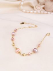 L'Atelier de Gaia Pozłacana bransoletka z perłami rozmiar: onesize. Różowe bransoletki damskie L'Atelier de Gaia, pozłacane. Za 60.99 zł.