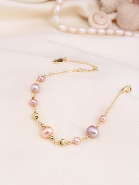 L'Atelier de Gaia Pozłacana bransoletka z perłami rozmiar: onesize. Różowe bransoletki damskie L'Atelier de Gaia, pozłacane. Za 60.99 zł.