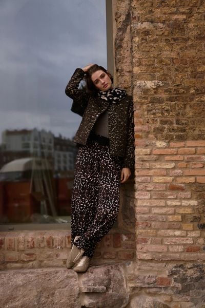 Wiskozowe spodnie z paskiem brązowe. Brązowe spodnie materiałowe damskie MOODO, bez wzorów, z wiskozy. W wyprzedaży za 49.99 zł.