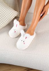 Jasnobeżowe Kapcie Króliczki Vices na Grubej Tłoczonej Podeszwie z Futerkiem Ecassavia. Brązowe kapcie damskie Born2be, z futra. Za 29.99 zł.