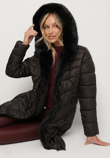 Czarna Pikowana Kurtka z Wiązanym Paskiem i Kapturem z Futerkiem Fenama. Czarne kurtki damskie Born2be, l, bez wzorów, z dzianiny. Za 299.99 zł.
