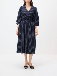 Sukienka midi z dodatkiem lnu - granatowy. Niebieskie sukienki damskie Reserved, l, bez wzorów, z tkaniny, bez kołnierzyka, bez ramiączek, midi, rozkloszowane. Za 179.99 zł.