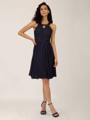 APART Sukienka w kolorze granatowym rozmiar: 38. Niebieskie sukienki damskie Apart, bez wzorów, z koronki, bez kołnierzyka, bez ramiączek, midi. Za 177.32 zł.