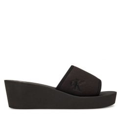 Klapki Calvin Klein Jeans. Czarne klapki damskie Calvin Klein Jeans, bez wzorów, z jeansu, bez obcasa. Za 199.99 zł.