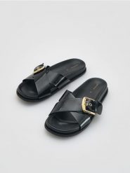 Klapki z klamrą - czarny. Czarne klapki damskie Reserved, bez wzorów, z materiału, bez obcasa. Za 119.99 zł.