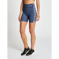Damskie półwysokie spodenki typu bib Hummel MT Blaze. Niebieskie szorty damskie HUMMEL, bez wzorów, z elastanu, klasyczne, z standardowym stanem. Za 168.00 zł.