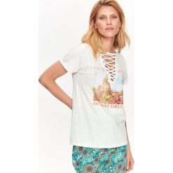 T-SHIRT KRÓTKI RĘKAW DAMSKI, Z DEKOLTEM W SEREK, Z WIĄZANIEM, Z NADRUKIEM. Białe t-shirty damskie TOP SECRET, bez wzorów, z bawełny, bez kołnierzyka. W wyprzedaży za 19.99 zł.
