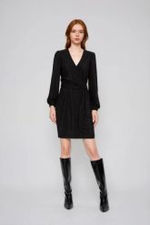 Sukienka z dekoltem czarna. Czarne sukienki damskie MOODO, l, bez wzorów, z elastanu, bez kołnierzyka, bez ramiączek. Za 149.99 zł.