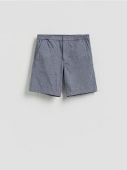 Lniane szorty regular fit - jasnoniebieski. Niebieskie szorty męskie Reserved, bez wzorów, z tkaniny. Za 159.99 zł.