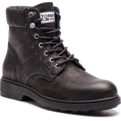 Kozaki TOMMY JEANS - Embossed Nubuck Boot EM0EM00234 Black 990. Czarne buty zimowe męskie Tommy Jeans, z jeansu, bez zapięcia. W wyprzedaży za 359.00 zł.