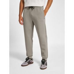 Spodnie do biegania Hummel Tech. Fioletowe szorty męskie HUMMEL, bez wzorów, z dresówki, sportowe. Za 349.00 zł.