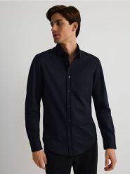 Koszula regular fit z bawełną - granatowy. Niebieskie koszule męskie Reserved, l, bez wzorów, z bawełny, bez kołnierzyka, bez ramiączek. W wyprzedaży za 65.99 zł.