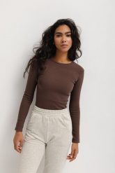 Dopasowany top z długim rękawem z prążkowanej dzianiny w kolorze CACAO BROWN - MOODY-S. Brązowe topy damskie Marsala, s, bez wzorów, z bawełny, bez kołnierzyka. Za 129.90 zł.