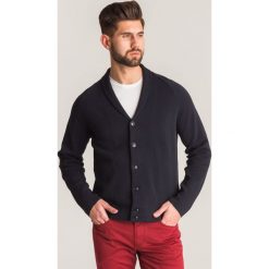 Granatowy kardigan Emporio Armani z kołnierzykiem. Niebieskie kardigany męskie Emporio Armani, m, z aplikacjami, z bawełny, bez kołnierzyka. Za 615.60 zł.