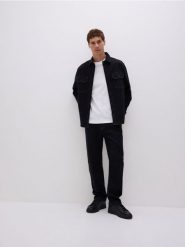 Denimowa koszula regular fit - szary. Szare koszule męskie Reserved, l, bez wzorów, z denimu, bez kołnierzyka, bez ramiączek. W wyprzedaży za 89.99 zł.