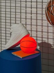 Lampka nocna LED w kształcie piłki do koszykówki - pomarańczowy. Brązowe koszule nocne damskie Sinsay, bez wzorów. Za 19.99 zł.