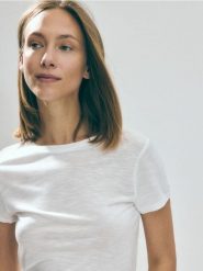 T-shirt z wiskozy - złamana biel. T-shirty damskie Reserved, l, bez wzorów, z wiskozy, bez kołnierzyka. W wyprzedaży za 29.99 zł.