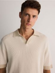 Sweter polo z otwartym kołnierzem - beżowy. Brązowe swetry męskie Reserved, l, bez wzorów, z bawełny, bez kołnierzyka. W wyprzedaży za 89.99 zł.