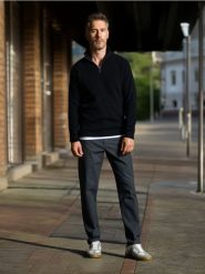 Sweter ze stójką - czarny. Czarne swetry męskie Sinsay, l, bez wzorów, z materiału, bez kołnierzyka. W wyprzedaży za 39.99 zł.