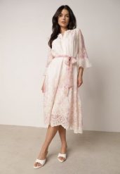 Różowa Sukienka o Prostym Kroju z Falbankami i Haftem Wiązana w Talii Nadina. Czerwone sukienki damskie Born2be, na co dzień, l, z aplikacjami, z jeansu, eleganckie, bez kołnierzyka, bez ramiączek, midi, proste. Za 189.99 zł.