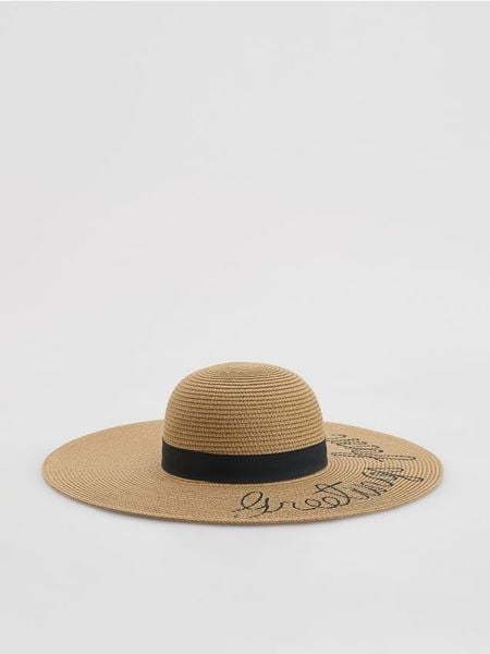 Pleciony kapelusz z napisami - kremowy. Białe kapelusze damskie Reserved, bez wzorów. Za 99.99 zł.