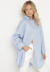 Jasnoniebieska Koszula z Bawełny w Paski Ozdobiona Kieszenią Halonila. Niebieskie koszule damskie Born2be, bez wzorów, z bawełny, eleganckie, bez kołnierzyka, bez ramiączek. Za 109.99 zł.
