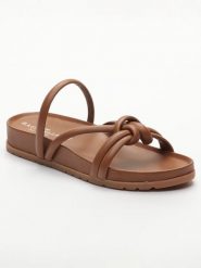 Les BAGATELLES Skórzane klapki "Abhirami" w kolorze jasnobrązowym rozmiar: 38. Brązowe klapki damskie Les BAGATELLES, bez wzorów, bez obcasa. Za 134.53 zł.