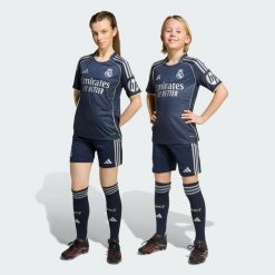 Spodenki wyjazdowe Real Madryt 25/26. Niebieskie szorty męskie Adidas, bez wzorów, sportowe. Za 179.00 zł.