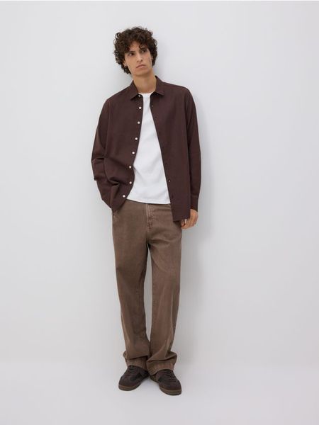 Koszula regular z dodatkiem lnu - ciemnobrązowy. Brązowe koszule męskie Reserved, l, bez wzorów, z bawełny, bez kołnierzyka, bez ramiączek. Za 129.99 zł.