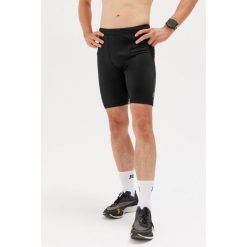 Spodenki do biegania szbkoschnące Rough Radical Flit Shorts. Czarne szorty męskie ROUGH RADICAL, bez kołnierzyka. W wyprzedaży za 135.20 zł.